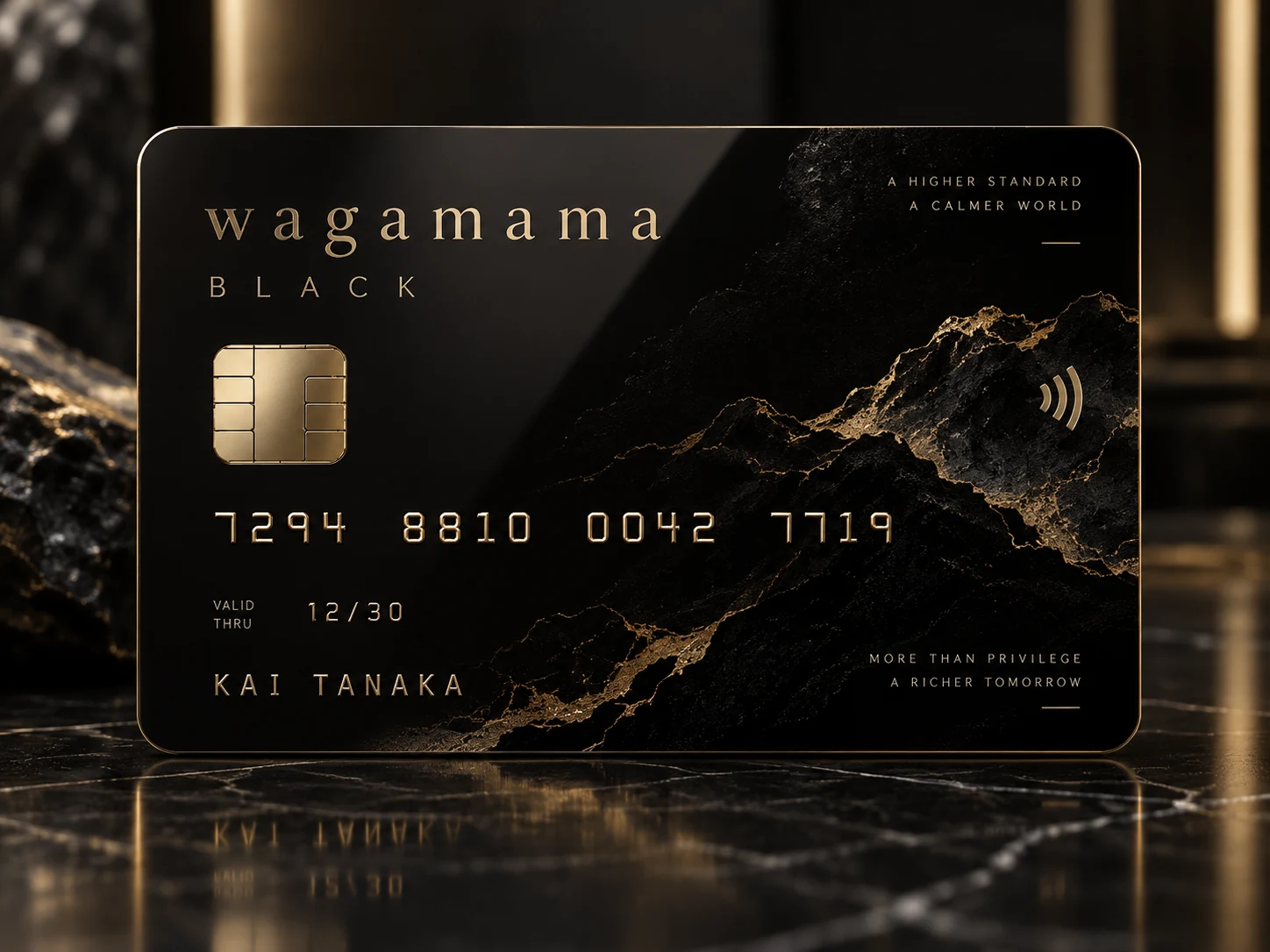 黒い大理石模様と金色の縁を持つ wagamama BLACK カードの正面